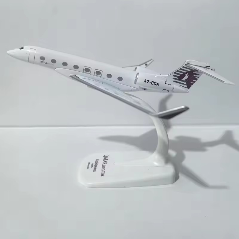 Model Kit Airplane - Масштабная модель самолета Qatar Airways Gulfstream